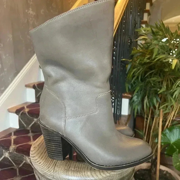Lucky Brand Embrleigh boot. Worn once. Very good condition size 7. Leather taupe - Picture 9 of 15